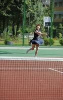 jeune femme jouer au tennis en plein air photo