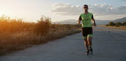 athlète de triathlon s'exécutant sur l'entraînement du matin photo