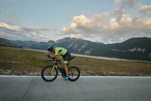 athlète de triathlon faisant du vélo photo