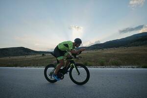 athlète de triathlon faisant du vélo photo