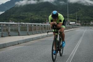 athlète de triathlon faisant du vélo lors de l'entraînement du matin photo