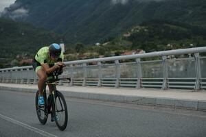 athlète de triathlon faisant du vélo lors de l'entraînement du matin photo