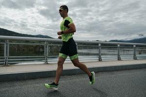 athlète de triathlon courant dans la rue photo