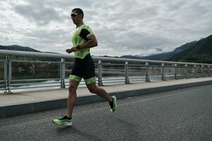 athlète de triathlon courant dans la rue photo