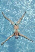 femme se détendre à la piscine photo