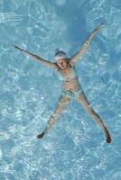 femme se détendre à la piscine photo