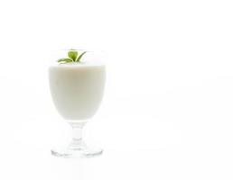 un verre de yaourt sur fond blanc