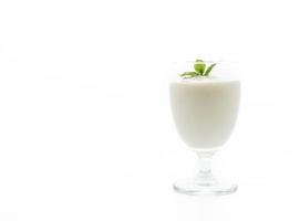 un verre de yaourt sur fond blanc