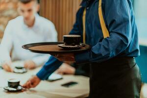 une serveur sert une groupe de affaires gens dans une café. sélectif concentrer photo