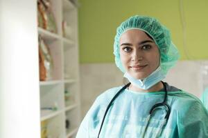 portrait de la femme chirurgien après une opération sur la salle de chirurgie de la clinique de l'hôpital pour animaux photo