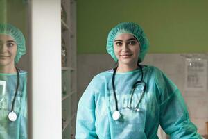 portrait de la femme chirurgien après une opération sur la salle de chirurgie de la clinique de l'hôpital pour animaux photo