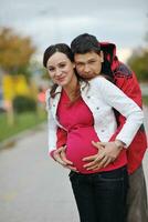 couple heureux en plein air photo