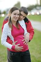 couple heureux en plein air photo