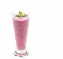 Baies mélangées avec des smoothies au yogourt sur fond blanc photo