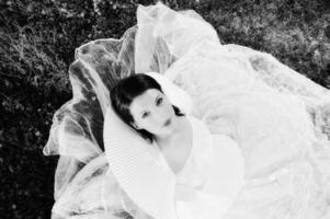 magnifique la mariée en plein air dans noir et blanc photo