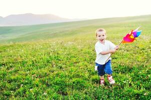 enfant heureux s'amuser en plein air photo