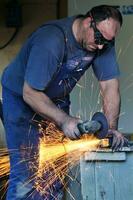 un travailleur de l'industrie fait des étincelles photo