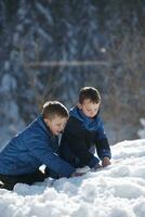 enfants jouant avec de la neige fraîche photo