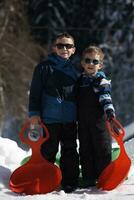 portrait de petits garçons au jour d'hiver photo