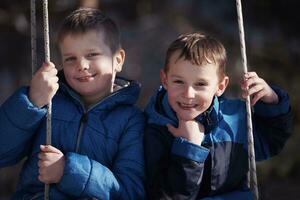 portrait de petits garçons au jour d'hiver photo