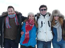 groupe d'amis s'amuser et se détendre pendant les vacances d'hiver photo