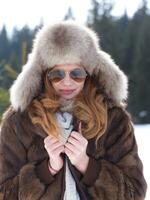 portrait de la belle jeune femme rousse dans un paysage de neige photo