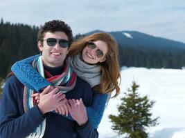 heureux jeune couple s'amusant sur un nouveau spectacle en vacances d'hiver photo