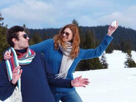 heureux jeune couple s'amusant sur un nouveau spectacle en vacances d'hiver photo