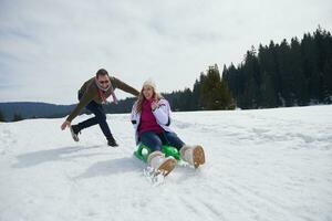 heureux jeune couple s'amusant sur un nouveau spectacle en vacances d'hiver photo