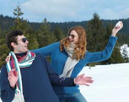 heureux jeune couple s'amusant sur un nouveau spectacle en vacances d'hiver photo