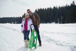 heureux jeune couple s'amusant sur un nouveau spectacle en vacances d'hiver photo