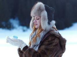 portrait de fille avec cadeau à hiver scène et neige dans backgrond photo