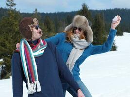 heureux jeune couple s'amusant sur un nouveau spectacle en vacances d'hiver photo