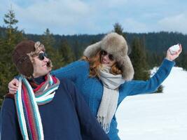 heureux jeune couple s'amusant sur un nouveau spectacle en vacances d'hiver photo