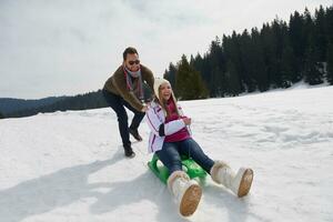 heureux jeune couple s'amusant sur un nouveau spectacle en vacances d'hiver photo