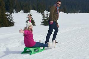 heureux jeune couple s'amusant sur un nouveau spectacle en vacances d'hiver photo