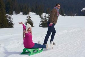 heureux jeune couple s'amusant sur un nouveau spectacle en vacances d'hiver photo