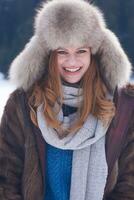 portrait de la belle jeune femme rousse dans un paysage de neige photo