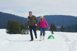 heureux jeune couple s'amusant sur un nouveau spectacle en vacances d'hiver photo