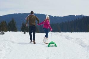 heureux jeune couple s'amusant sur un nouveau spectacle en vacances d'hiver photo