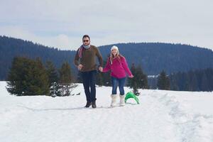 heureux jeune couple s'amusant sur un nouveau spectacle en vacances d'hiver photo