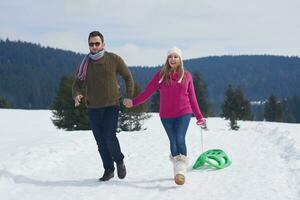 heureux jeune couple s'amusant sur un nouveau spectacle en vacances d'hiver photo