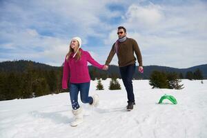 heureux jeune couple s'amusant sur un nouveau spectacle en vacances d'hiver photo