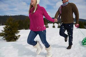 heureux jeune couple s'amusant sur un nouveau spectacle en vacances d'hiver photo