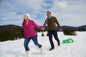 heureux jeune couple s'amusant sur un nouveau spectacle en vacances d'hiver photo