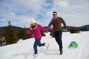 heureux jeune couple s'amusant sur un nouveau spectacle en vacances d'hiver photo