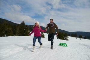 heureux jeune couple s'amusant sur un nouveau spectacle en vacances d'hiver photo