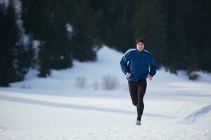 jogging sur la neige en forêt photo