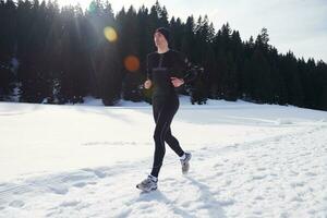 jogging sur la neige en forêt photo