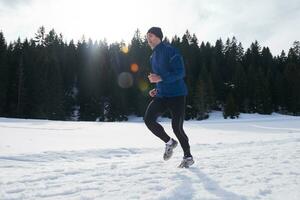 jogging sur la neige en forêt photo